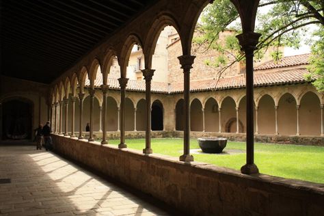 Traditional cloister Cloister Garden, Church Design Architecture, Pretty Scenery, India Architecture, Gentleman Aesthetic, Beautiful House Plans, Patio Interior, Soho House, Church Design