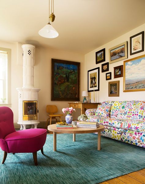 How to make your interiors look cohesive when you own a hodgepodge of things | House & Garden Scandinavian Maximalism, Meta Coleman, Pioneer House, Scandi Interiors, Josef Frank, Spring City, American Interior, American Houses, Rudolf Steiner