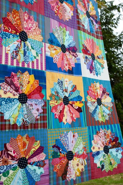 AMH dresden quilt | Blossom Heart Quilts Dresden Plate Patterns, Dresden Plate Quilts, Dresden Quilt, Dresden Plate Quilt, Scrappy Quilt Patterns, Circle Quilts, Flower Quilts, Scrap Quilt, Dresden Plate