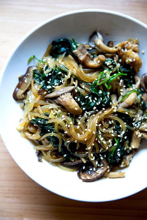 Vegetarian japchae (Korean glass noodles) — this recipe is surprisingly simple and so tasty. There's no stir-frying here — everything gets thrown into the pot at once covered, and 10 minutes later it's done! #japchae #korean #glass #noodles #vegetarian #vegan Vegetarian Japchae, Vegan Korean Recipes, True Food Kitchen Recipes, Primal Meals, Noodles Vegetarian, Savory Lunch, Glass Noodles Recipe, Korean Glass Noodles, Veggie Mains