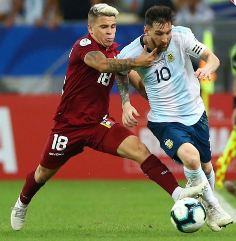 Venezuela x Argentina. Copa América James Rodriguez, Rotisserie Chicken Recipes, Americas Cup, Oil Free Moisturizers, Lionel Messi, Neymar, Ronaldo, Beautiful Pictures, In The Heights