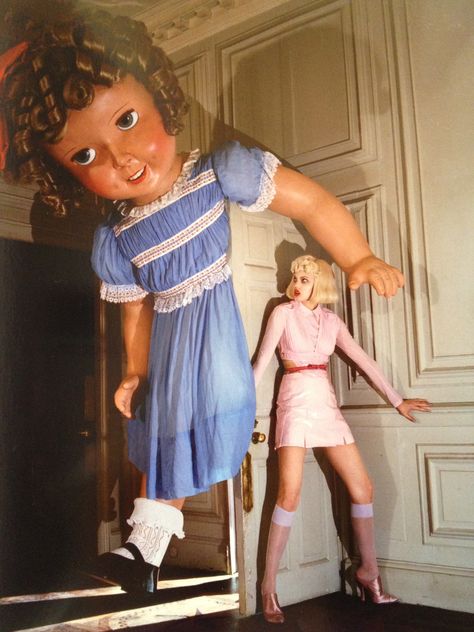 Giant doll enters back door. Fashion: Versus Eglingham Hall, Northumberland, 2011 by Tim Walker Giant Doll, Tim Walker Photography, Lindsey Wixson, Diane Arbus, Gordon Parks, Robert Doisneau, Robert Mapplethorpe, Tim Walker, Annie Leibovitz