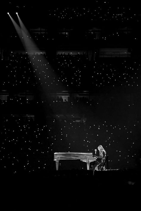 HOUSTON, TX - SEPTEMBER 29:  (EDITORS NOTE: This image has been converted to black and white. Color version available.)  Taylor Swift performs onstage during the reputation Stadium Tour at NRG Stadium on September 29, 2018 in Houston, Texas.  (Photo by Emma McIntyre/TAS18/Getty Images for TAS) Reputation Stadium Tour, Editors Note, Nrg Stadium, Swift Taylor, Texas Photo, Taylor Swift Web, Dream Music, Concert Aesthetic, Stadium Tour