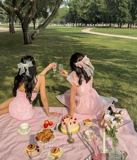 Picnic Photo Shoot, Picnic Pictures, Regency Wedding, Sweet Sixteen Birthday Party Ideas, Fairy Photoshoot, Picnic Birthday Party, Picnic Inspiration, Party Photoshoot, Photo Recreation