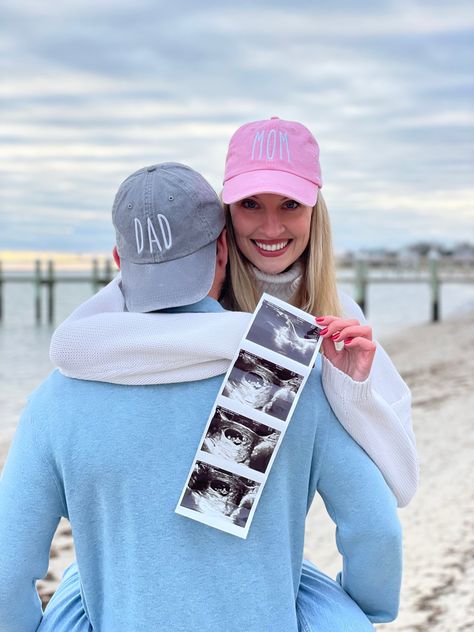 Pregnancy Announcement Photo with Mom&Dad Hats Mom Dad Hats Pregnancy Announcement, Mom And Dad Hats Announcement, Mom And Dad Announcement, Mom And Dad Pregnancy Announcement, Mom To Be Photoshoot, Mom And Dad Hats, Baseball Maternity, Dad Pregnancy Announcement, Beach Pregnancy Announcement