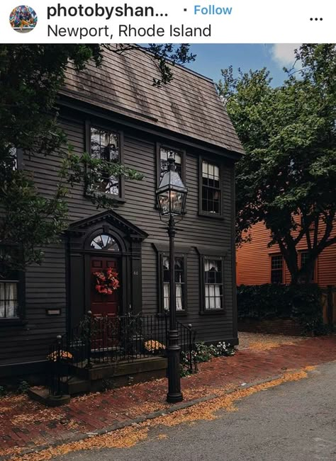 Black Exteriors, Goth Houses, Houses Black, House Images, Black Houses, Frame Cabin, Outdoor House, Dark House, House Cabin