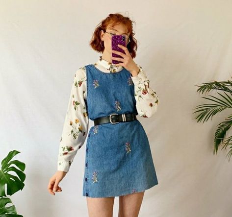 Stile Casual Chic, Denim Pinafore Dress, Goth Outfit, Vestidos Vintage, Moda Vintage, Mode Inspo, Mode Vintage, Looks Vintage, Retro Outfits