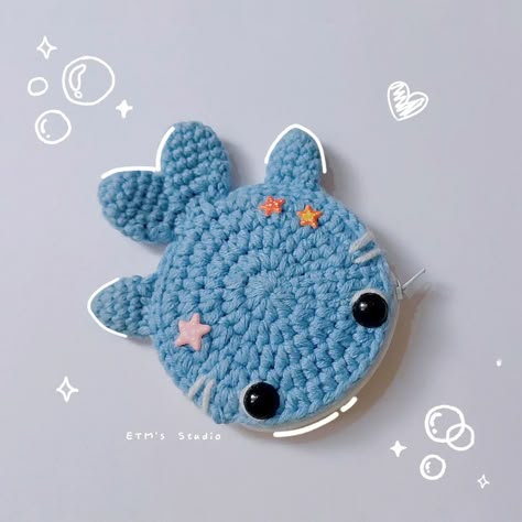 Ei Thel Mon on Instagram: "New Tutorial Alert!🐳 These days I am kinda into sea stuff and I made a cute whale pouch for coins and other small accessories. Tutorial is …" Crochet Change Purse, Crochet Shark, Crochet Whale, Crochet Coin Purse, Crochet Diy Tutorial, How To Crochet For Beginners, Crochet Cute, Crochet Pouch, Crochet Idea