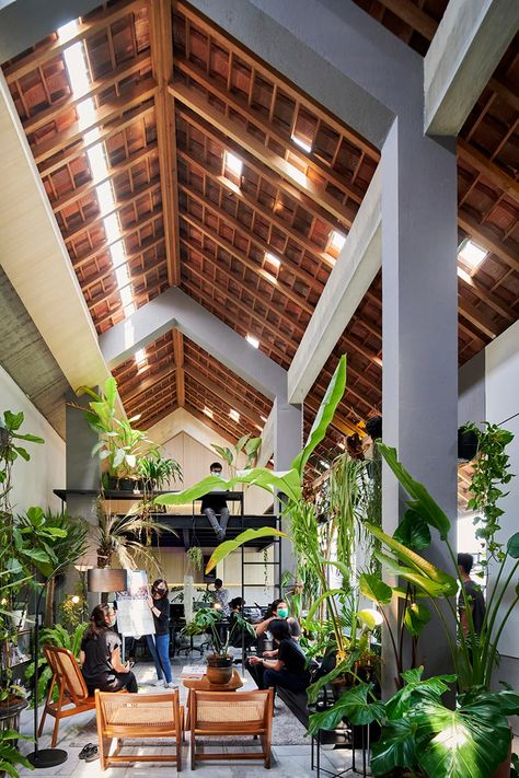 RAD+ar tops tropical residence in indonesia with green steep pitch roof Aesthetic Rooftop, Modern Hipster, Roofing Ideas, Tropical Architecture, Roof Architecture, Casas Coloniales, Vernacular Architecture, H Design, Architecture Inspiration