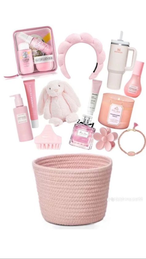 100+ Aesthetic and Affordable Christmas Wishlist Ideas for 2024 Mum 40th Birthday Gifts, Sweet 16 Present Ideas, Christmas Wishlist Aesthetic, Wishlist Aesthetic, Christmas Wishlist Ideas, Pink Gift Basket, Preppy Birthday Gifts, Girly Gifts Ideas, Burr Basket