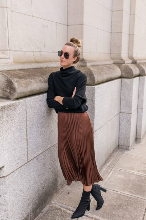 Pleated Midi Skirt Outfit, Fall Maxi Skirt Outfits, Sweater Skirt Outfit, Brown Pleated Skirt, Satin Pleated Skirt, Maxi Skirt Fall, Skirt Outfit Fall, Black Pleated Midi Skirt, Rok Outfit