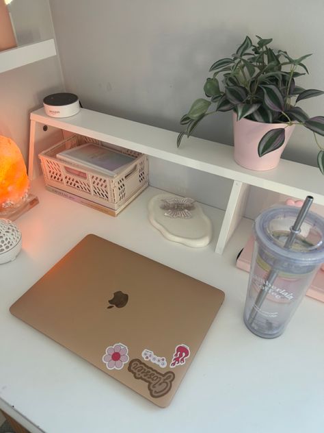 Isabella Grace Room, Preppy Desk Decor, Collage Dorm Room, Dorm Room Lights, Isabella Grace, Room Wishlist, Dorm Room Designs, Cute Dorm Rooms, Room Redesign