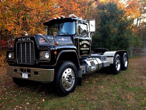 Old Mack Trucks, Roadtrip Photography, Caterpillar Equipment, Flatbed Trailer, Western Star, Freight Truck, Old Pickup Trucks, Show Trucks, Heavy Duty Trucks