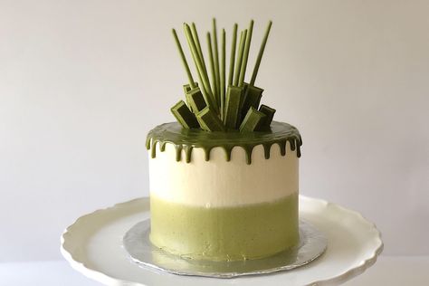 Matcha cake topped with matcha Pocky and Kit Kat Matcha Cake Decoration, Matcha Frosting Recipe, Matcha Birthday Cake, Bailey Cake, Malibu Food, Matcha Cakes, Pocky Cake, Matcha Frosting, Brand Cake