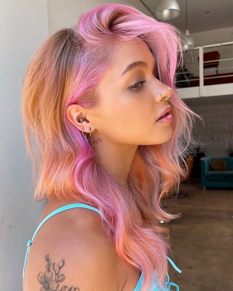 Pink Hair Color Highlights, Peach Pink Hair, Pink Hairstyles, Color Block Hair, Sunset Hair, Pink Hair Color, Peach Tones, Vivid Hair Color, Peach Hair