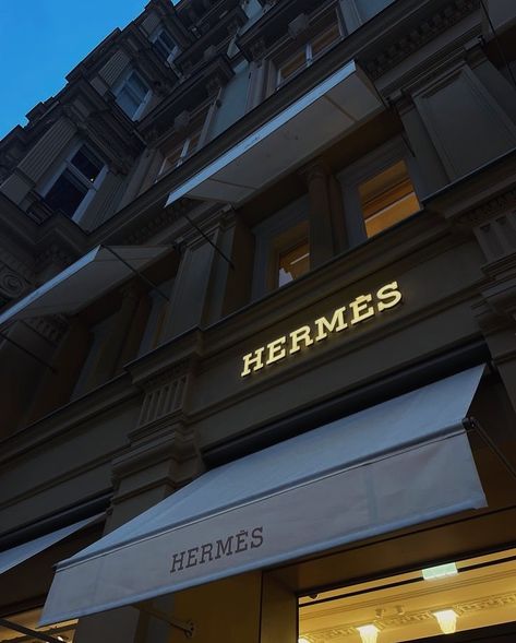 Who else loves Hermès ? #hermes#rich#clothes#accessories#wealthy#fyp Elegance Aesthetic Classy, Aestetic Marron, Hermes Branding, High Class Aesthetic, Dark Rich Aesthetic, Charlie Core, Hermes Aesthetic, Brands Aesthetic, High Fashion Brands