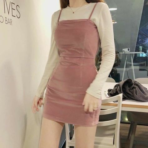 #koreanfashion @rafaela.liberal Thrifted Outfits, 90's Fashion, Elegante Casual, Korean Girl Fashion, Ulzzang Fashion, Kpop Fashion Outfits, Korean Outfits, Girly Outfits, Kpop Fashion