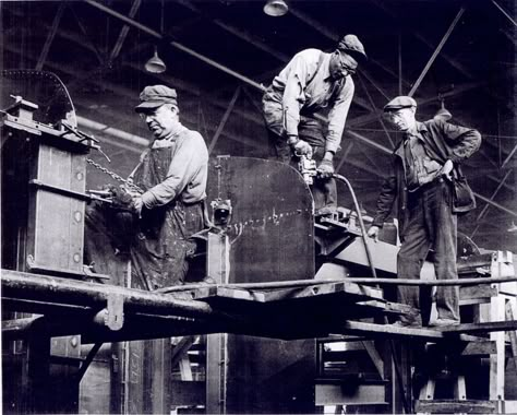 vintage factory workers Triangle Shirtwaist Factory Fire, Uss Texas, Vintage Factory, Factory Worker, Steel Worker, Gig Economy, Rail Car, Old Factory, Working People