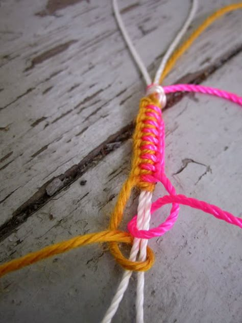 Diy Anklet, Yarn Bracelets, Anklet Designs, Diy Bracelets Easy, Friendship Bracelets Diy, Photo Charms, Bracelet Diy, Crafty Craft, Diy Schmuck