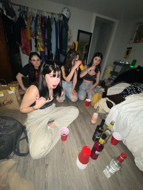 Teenage Drinking Party Aesthetic, New Years Party Aesthetic Outfit, Teenage Dream Drinking, Trashy Summer Aesthetic, Bad Teenage Life Aesthetic, Fun Teenage Life Aesthetic, Teens Having Fun Aesthetic, Teen Drinking Party Aesthetic, Teenage Dirtbag Party