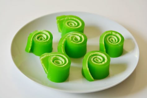 These jello roll-ups were amazingly easy to make! And the kids loved them! They only take about 5 minutes to put together, and another hour to set. Jello Roll Ups, Jello Gummy Bears, Jello Pinwheels, Rainbow Jello Recipe, How To Make Jello, One Little Project, Rainbow Jello, Green Jello, Pop Socks