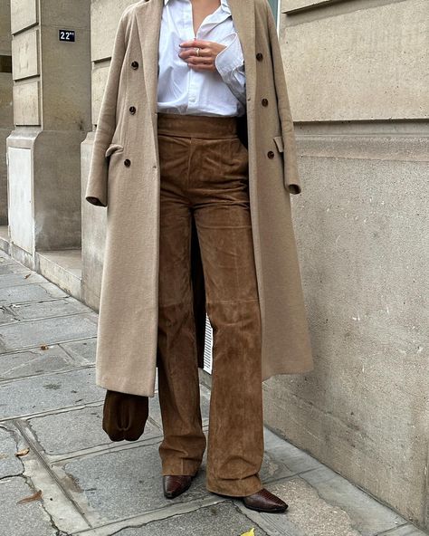 going to make these brown suede pants my entire personality because i think they deserve it Brown Suede Bell Bottoms Outfit, Brown Suede Pants Outfit, Suede Pants Outfit, Brown Suede Pants, Thrift Outfit, Brown Pants Outfit, Bell Bottoms Outfit, Suede Outfit, Pants Outfit Fall