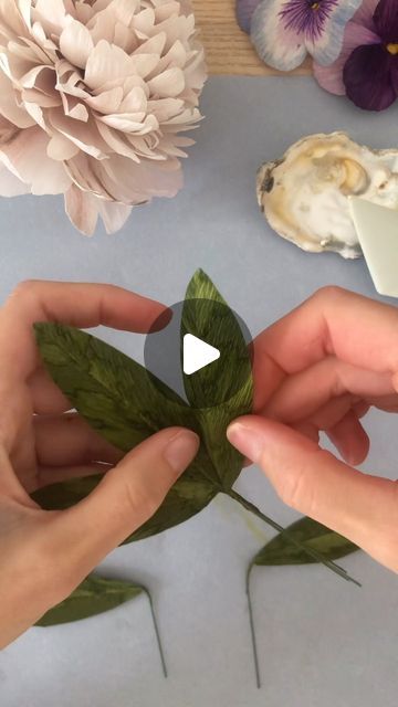 Paper Peony Diy, Peony Diy, Paper Peonies Tutorial, Peony Leaves, Paper Peony, Paper Peonies, Paper Craft Tutorials, Diy Projects For Beginners, Paper Flower Crafts