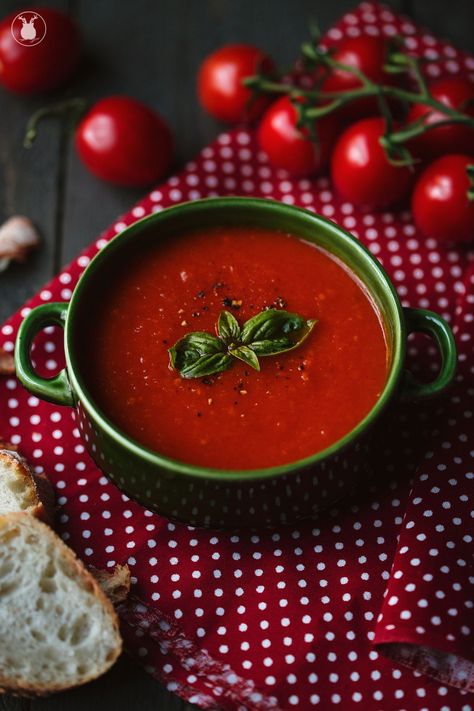 Soup Food Photography, Basil Bread, Photography Food Styling, Thyme Recipes, Food Videography, Dessert Photography, Red Tomato, India Food, Food Backgrounds