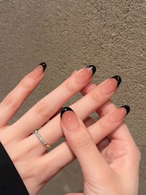 Ombre With Design Nails, Oval Black Nails Design, Short Acrylic Nails Black Design, Press On Short Nails, Natural Nails For School, Ombré Nails Black, Nail Inspo For School, Black Nails French Tip, Short Black French Tip Nails