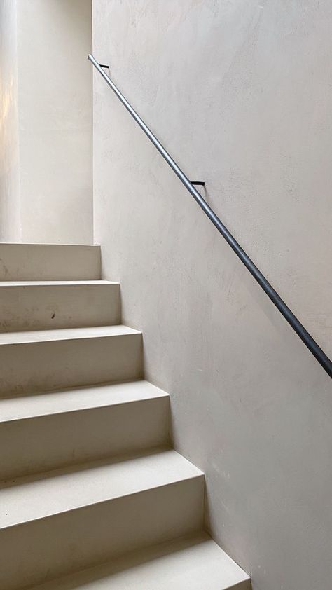 Minimal Staircase, Black Stair Railing, Italian Country House, Ideas Terraza, Metal Handrails, Handrail Design, Staircase Handrail, Stairway Design, Stair Handrail