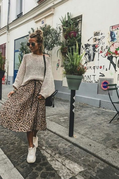 midi skirt and sweater, white sneakers, street style inspiration #streetstyle #whitesneakers #midiskirt Leopard Outfit, Rok Outfit, Space Vintage, Sporty Fashion, Print Skirts, Skirts Vintage, Skirt Diy, Vintage Leopard, Outfit Chic