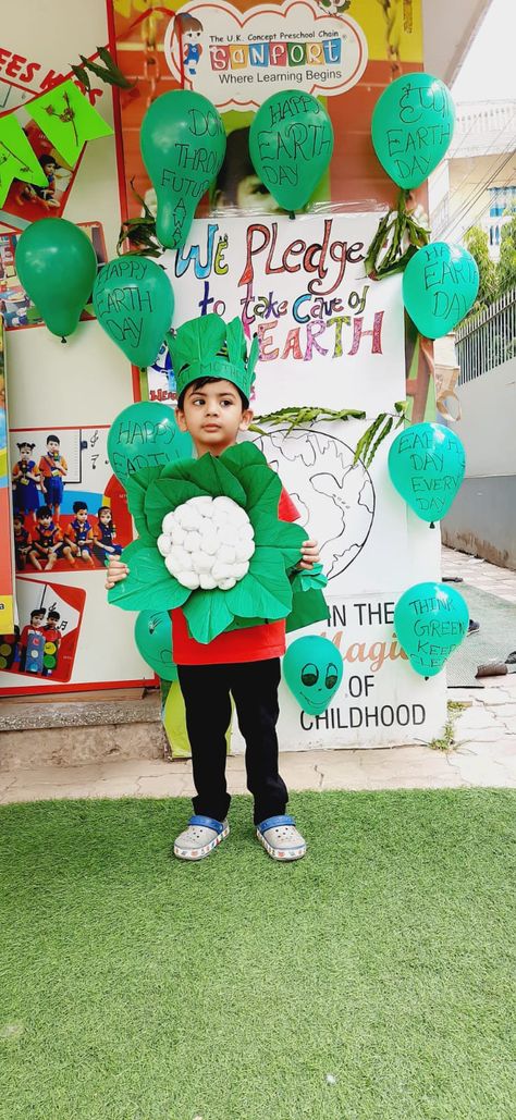 Cauliflower made with paper and cotton ball Cauliflower Costume, Farmer Fancy Dress, Fancy Dress Competition, School Kids Crafts, Fashion Competition, Green Costumes, Monthly Baby Photos, Monthly Baby, Happy Earth