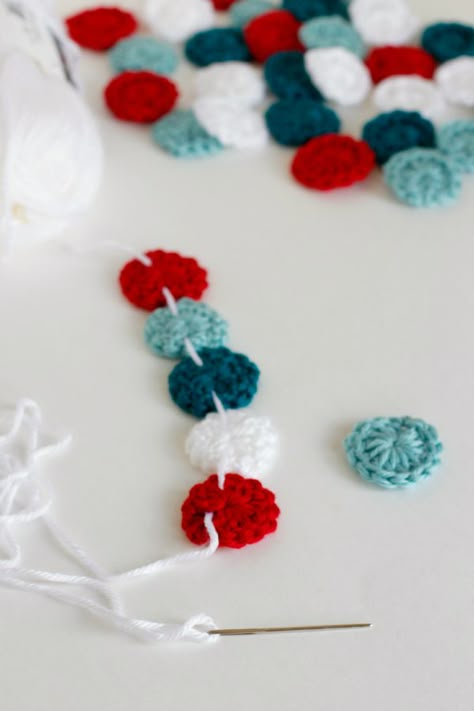 Threading Crochet Circles on a Garland Felt Circle Garland, Garland Knitting Pattern, Crocheted Garland Free Pattern, Knitted Garland Christmas, Easy Crochet Christmas Garland, Crochet Garland With Beads, Crochet Rainbow Garland, Crochet Ball Garland, Crochet Summer Garland Free Pattern