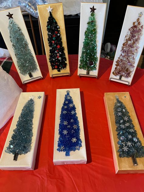 Shattered Glass tree art. Great for gifts or to use as decor on the wall, mantel, or table. Shattered Glass Christmas Tree, Crushed Glass Tree, Glass And Resin Christmas Tree, Shattered Glass Art, Jewelry Tree Art, Glass Crafts Diy, Material Crafts, Broken Glass Crafts, Smash Glass