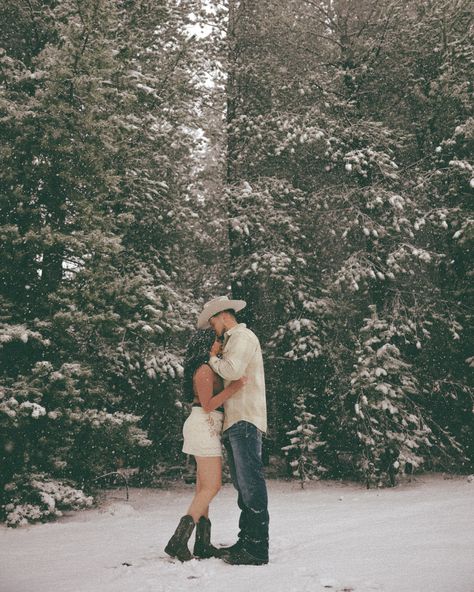 This is your sign to grab your other half and go play in the snow for your photoshoot with me. While this snowy adventure wasn’t planned (we were originally planned for a fun sunny look) these two went ahead and embraced the Oregon snow… ❄️ ⛄️ • I’m sooo looking forward to my upcoming snowy sessions in December & January. If you’re interested in booking your snowy session, now’s the time as my availability remaining for December is limited. 💌 • Keywords: couples photos, engagement photos, cou... Engagement Photos January, Couple Photos In Snow, Engagement Winter Photos, Snow Couples Photoshoot, Snowy Couples Photoshoot, January Engagement Pictures, Couples Snow Pictures, Winter Couple Pictures Outfits, Snow Couple Photoshoot Photo Ideas