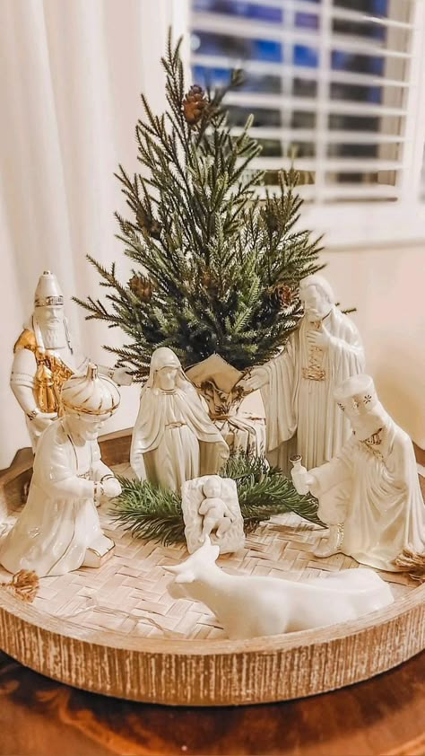 Table Decorations Christmas, Pinterest Christmas, Nativity Christmas, Christmas Decor Inspiration, Christmas Centerpieces Diy, Christmas Arrangements, Christmas Decorations Rustic, Farmhouse Christmas Decor, Wonderful Time Of The Year