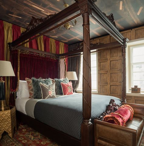 The apartment features a Gryffindor-inspired master bedroom and living room, along with a second bedroom that looks like a carriage from the Hogwarts Express. Harry Potter Apartment, Gryffindor Room, Edinburgh Harry Potter, Hogwarts Bedroom, Hogwarts Room, Harry Potter Bedroom Decor, Harry Potter Case, Casa Disney, Gryffindor Common Room