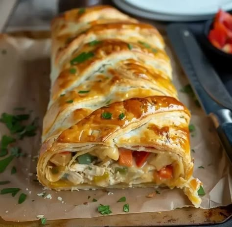 Chicken Pot Pie Crescent Braid – Naomi's Recipes Crescent Braid, Crescent Dinner Rolls, Recipes Only, Crescent Recipes, Turkey Pot Pie, Jamie Oliver Recipes, Crescent Roll Recipes, Chicken Pot Pie Recipes, Puff Pastry Recipes