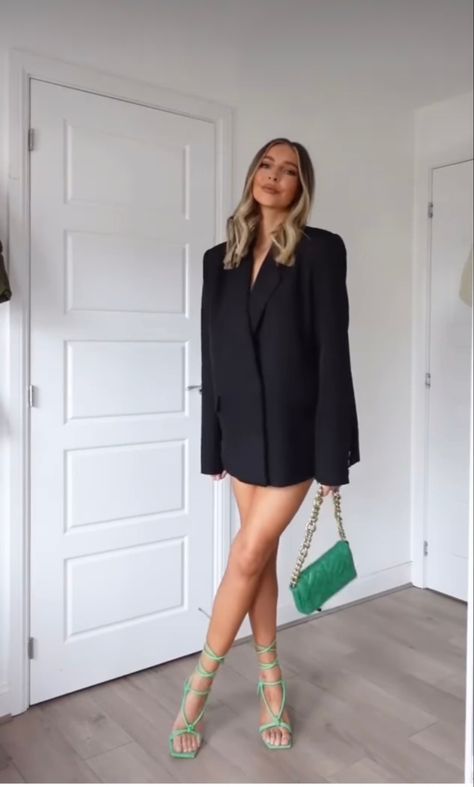 Black Structured Blazer For Night Out, Cocktail Date Outfit, Elegant Mini Blazer For Night Out, Oversized Blazer Night Out, Chic Mini Blazer Dress For Night Out, Blazer Outfits Party Night, Oversized Blazer Outfit Night, Blazer And Sneakers Outfit, Button-up Blazer Dress For Night Out