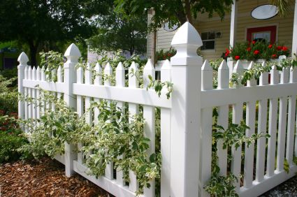 DIY Fence Ideas for your landscape and yard.  Great ideas for Vinyl fences, wood fences, and other DIY ideas for fencing. Landscape Lighting Ideas Walkways, Gard Modern, Pagar Modern, Small Garden Fence, Luxury Landscaping, White Fence, Diy Fence, Front Yard Fence, Landscape Edging