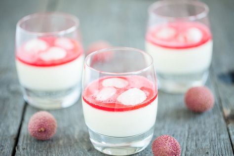 Lychee panna cotta Lychee Panna Cotta, Lychee Dessert, Lychee Ice Cream, Lychee Recipes, Kawaii Drinks, Green Nutrition, Slow Cooker Broccoli, Grapefruit Salad, Caramel Flan