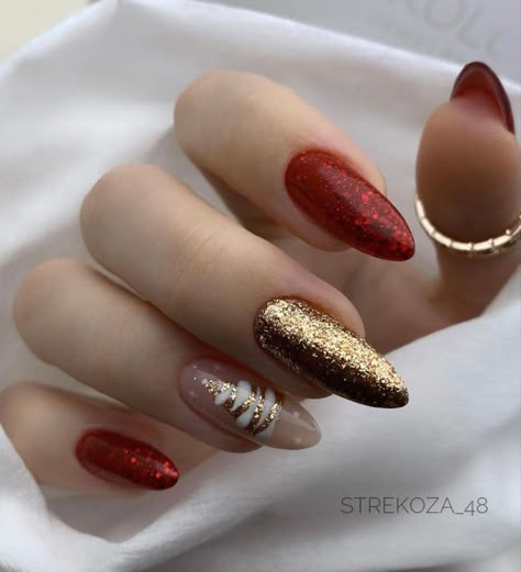 Red And Gold Nails, Red Christmas Nails, Christmas Nails Easy, Christmas Gel Nails, Gold Nail, Festival Nails, New Year's Nails, Xmas Nails, Christmas Nail