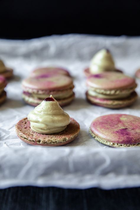 Berry Macarons, Good To Make, Macaron Flavors, Flavor Combinations, Berry Dessert, Berry Jam, Fruit Preserves, Macaron Recipe, Pistachio Green