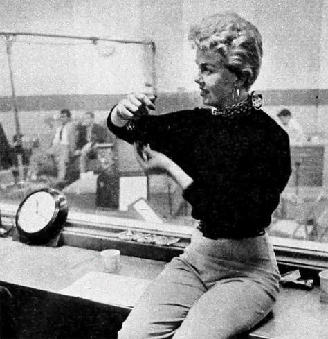 Wake Up And Live!—Doris Day - Vintage Paparazzi Doris Day Show, Doris Day Movies, Miss D, New Hair Do, Doris Day, Strong Faith, Money In The Bank, Go To New York, Young Life