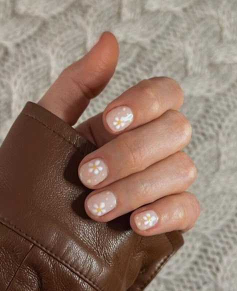 Fun Bachelorette Nails The Bride, Daisy Nails Short, Short Daisy Nails, Boring Nails, Spring Break Nails, Weekend Fashion, Cute Short Nails, Broken Nails, Daisy Nails