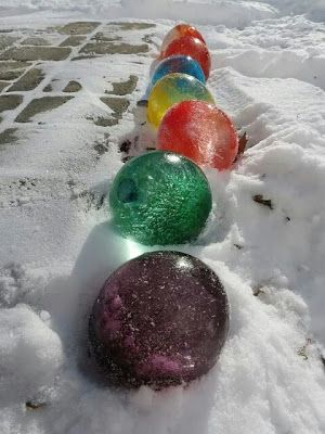 Ice Globe Lanterns, Ice Ornaments, Frozen Water Balloons, Winter Wednesday, Frozen Balloons, Christmas Balloon Decorations, Christmas Decorations Diy Outdoor, Ice Sculptures, Water Balloons