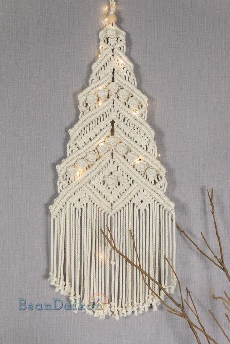 Cute DIY Macrame Christmas Tree Wall Hanging Tutorial - Cuckoo4Design Macrame Xmas, Art Macramé, Boho Christmas Decor, Free Macrame Patterns, Wall Christmas Tree, Macrame Christmas, Macrame Knots Pattern, Macrame Wall Hanging Diy, Macrame Wall Hanging Patterns