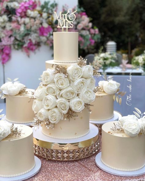 3 Tier Cake Ideas, Tier Cake Ideas, Cake Ideas For Mom, Wedding Cake 3 Tier, Svadbene Torte, Sparkle Wedding Cakes, Cake 3 Tier, Wedding Cake Display, Birthday Cake For Mom