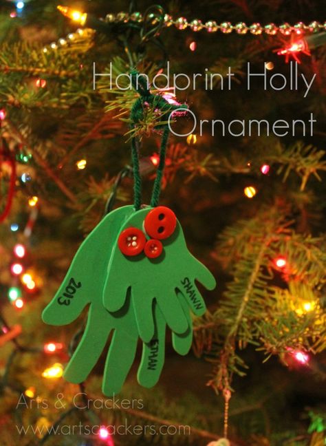 Here is a fun, quick Christmas ornament craft you can do with your kids! Makes a great gift item or handmade ornament to enjoy for years to come! Ornament Homemade, Holly Ornament, Christmas Ornaments Diy Kids, Homemade Christmas Ornaments Diy, Ornaments Diy Kids, Handprint Ornaments, Christmas Crafts For Toddlers, Kids Christmas Ornaments, Christmas Crafts For Gifts