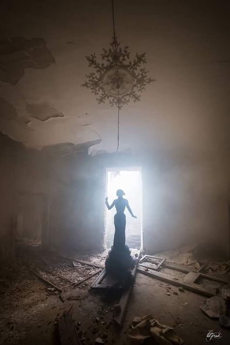 Goth Bride Photoshoot, Abandoned House Photoshoot, Ruins Photoshoot, Abandoned Photoshoot, Photo Mannequin, Person Photography, Dark Beauty Photography, Abandoned Church, Dance Photography Poses